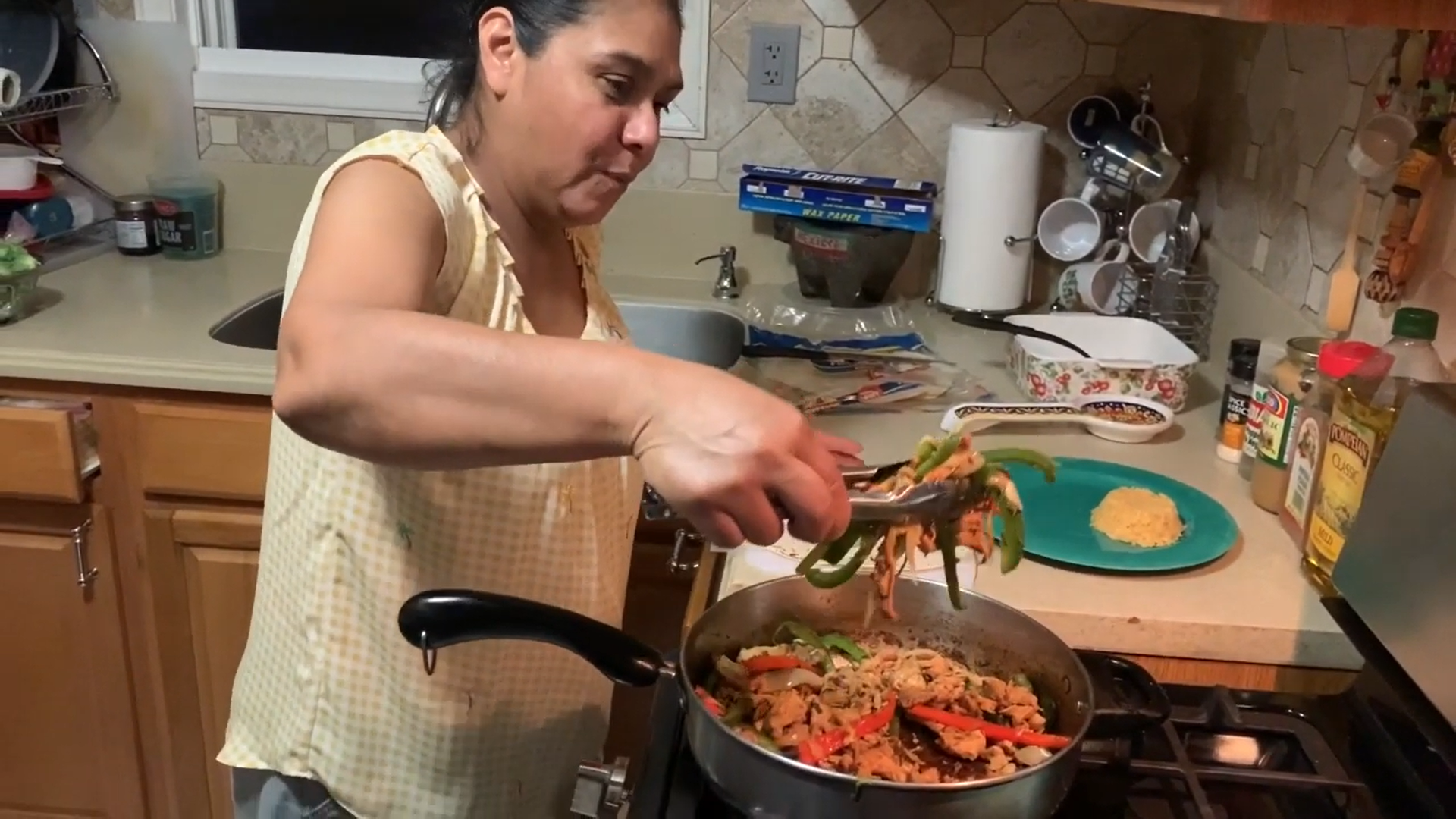 Acompañe a Doña Maria y aprenda a cocinar paso a paso unas deliciosas fajitas de pollo!