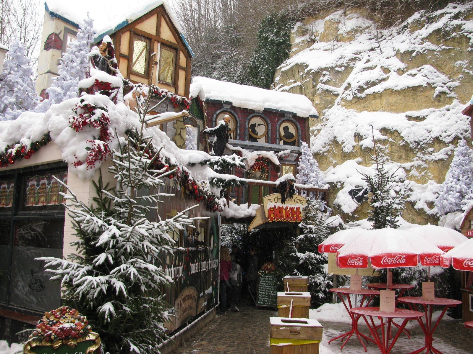 A Photo of the snow-covered entrance to the Valkenburg holiday market in The Netherlands.